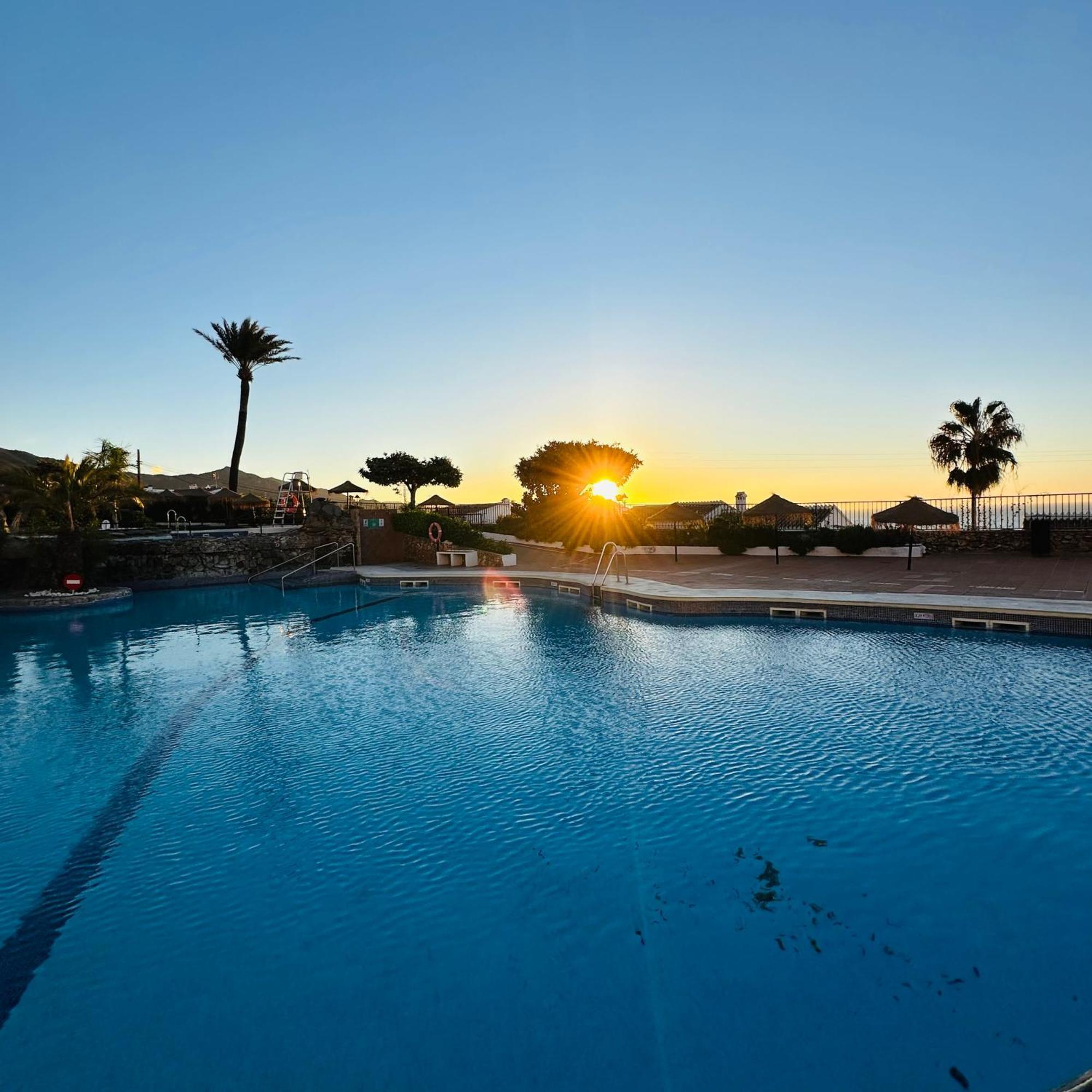 Right By The Pool Area In Capistrano Village! Nerja Esterno foto