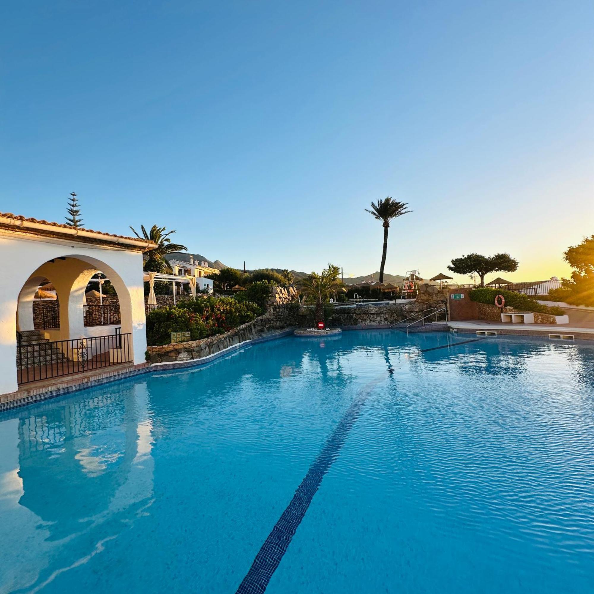 Right By The Pool Area In Capistrano Village! Nerja Esterno foto
